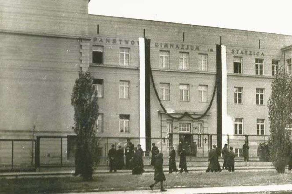 Liceum im. Stanisława Staszica świętuje. Jak wyglądała szkoła ponad pół wieku temu?