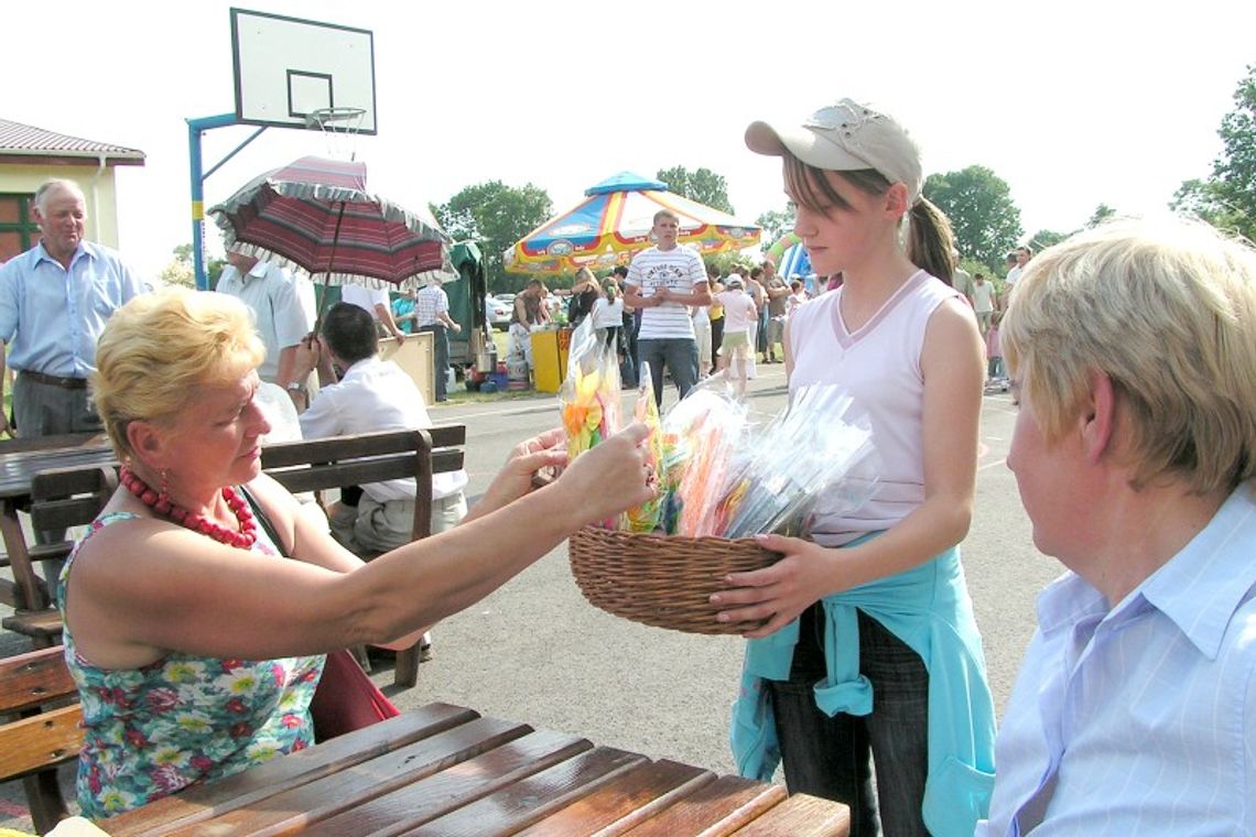 Licytacja krawatu Donalda Tuska na festynie Dzieci Dzieciom