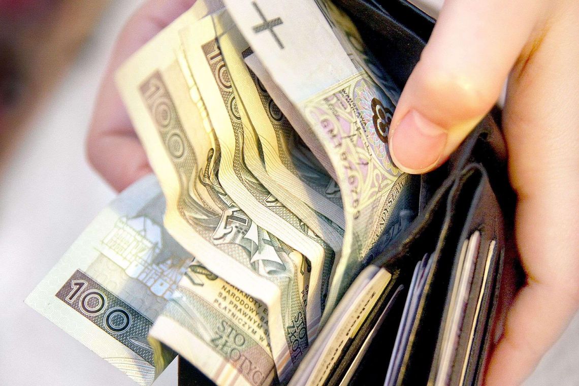 Liczył na zapomogę. Stracił oszczędności