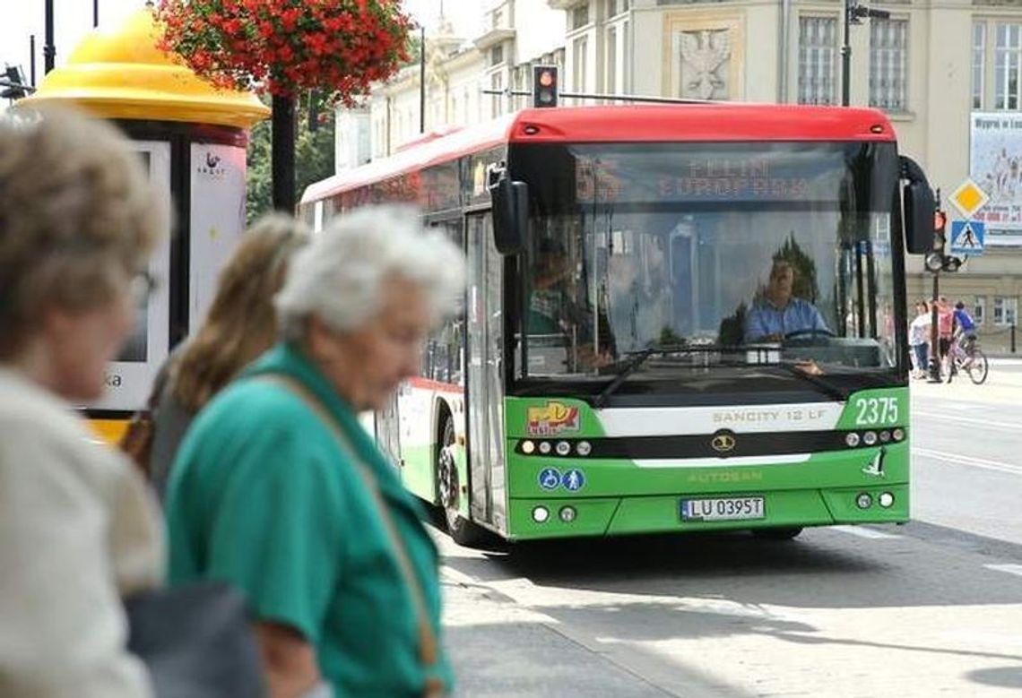Linia 55 od dziś kursuje ze Świdnika. Ustawiły się kolejki po bilety Linia 55 od dziś kursuje ze Świdnika. Ustawiły się kolejki po bilety