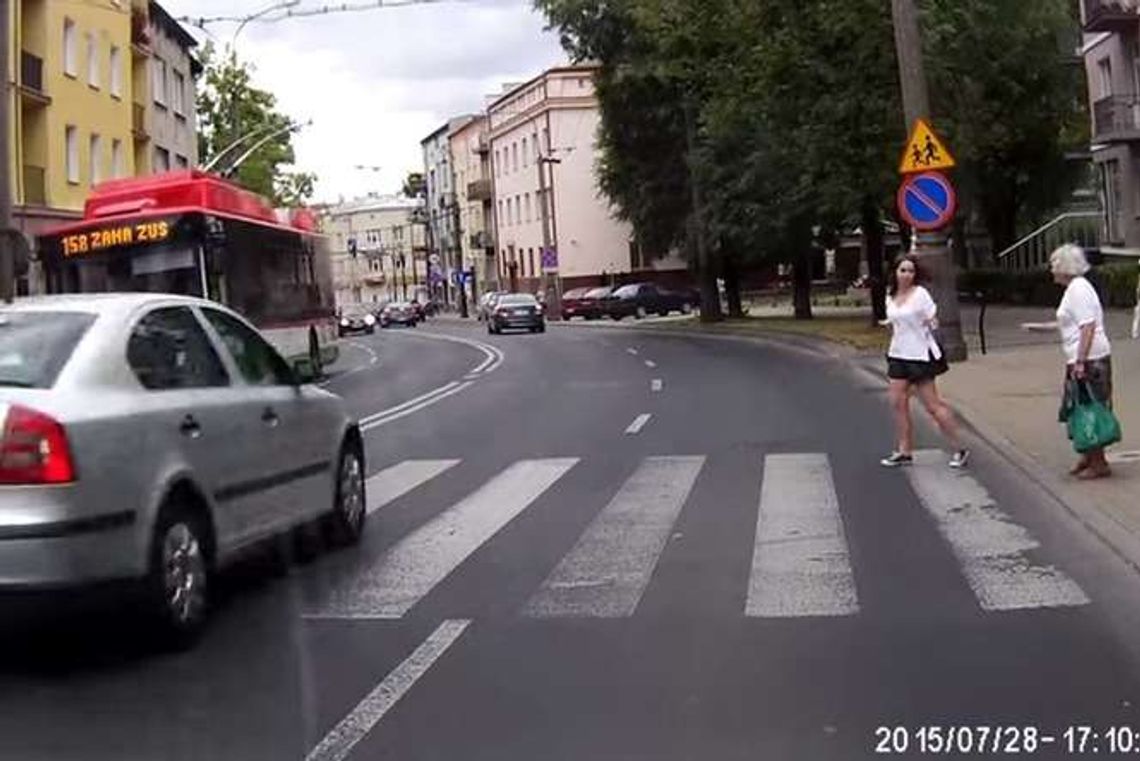 Lipowa: Kobieta na przejściu, a kierowcy jadą (wideo)