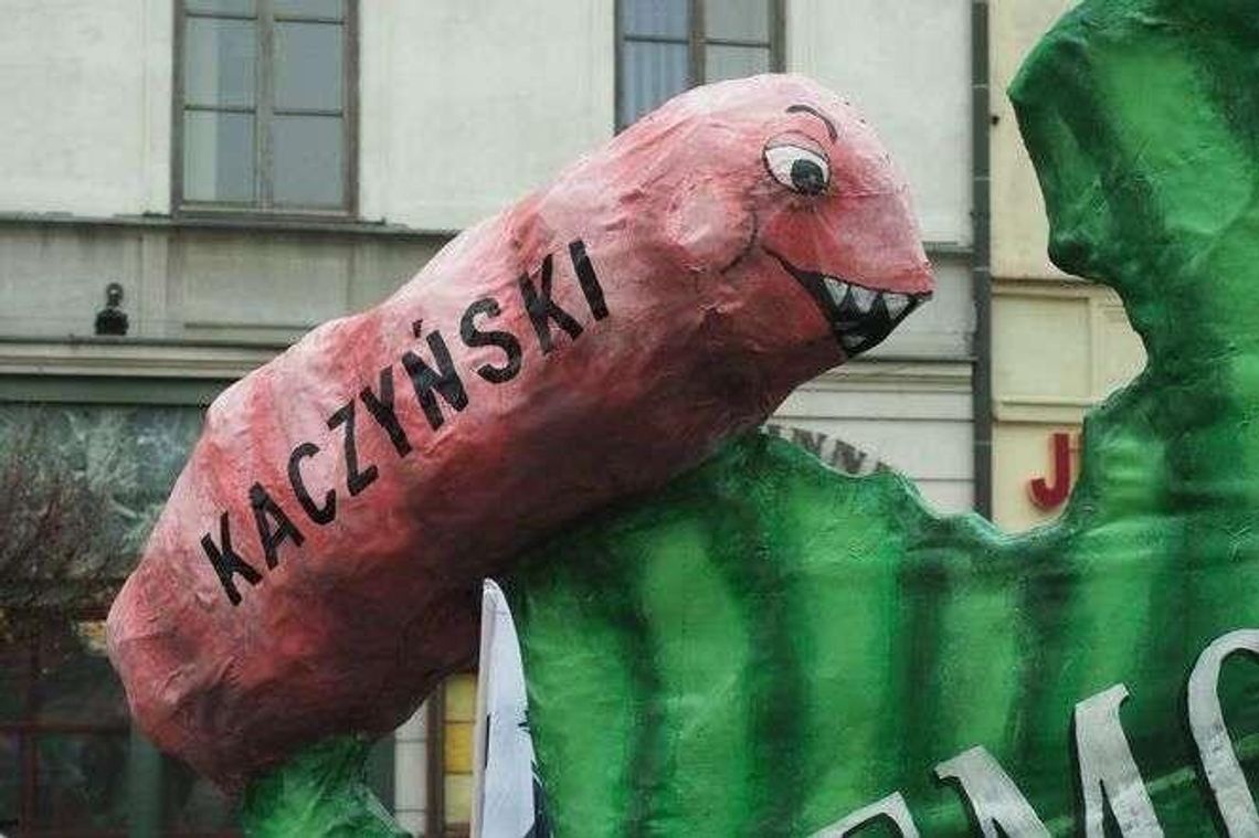 Liść Demokracji, a na nim m.in. Kaczyński, Macierewicz, Orban jako gąsienice [zdjęcia]