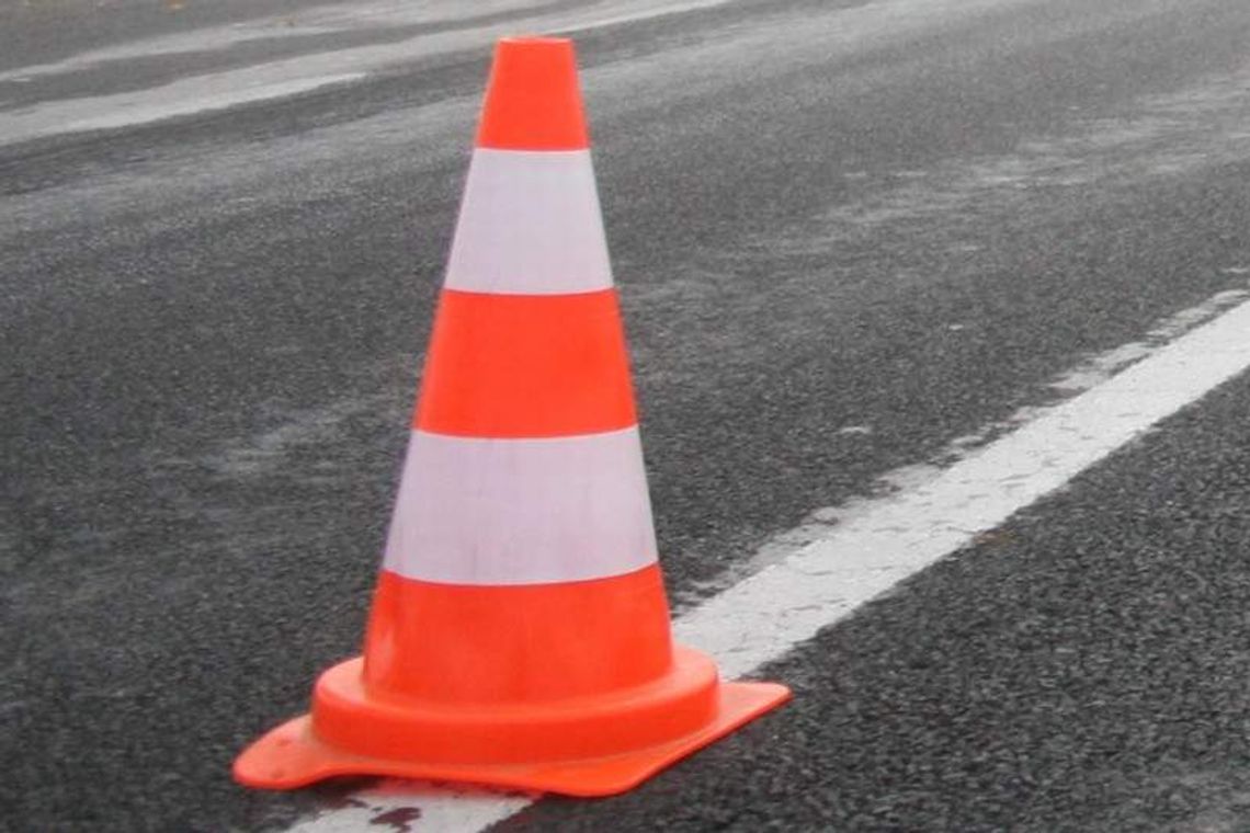 Liśnik. Ciężarówka wjechała do rowu, utrudnienia na drodze nr 74