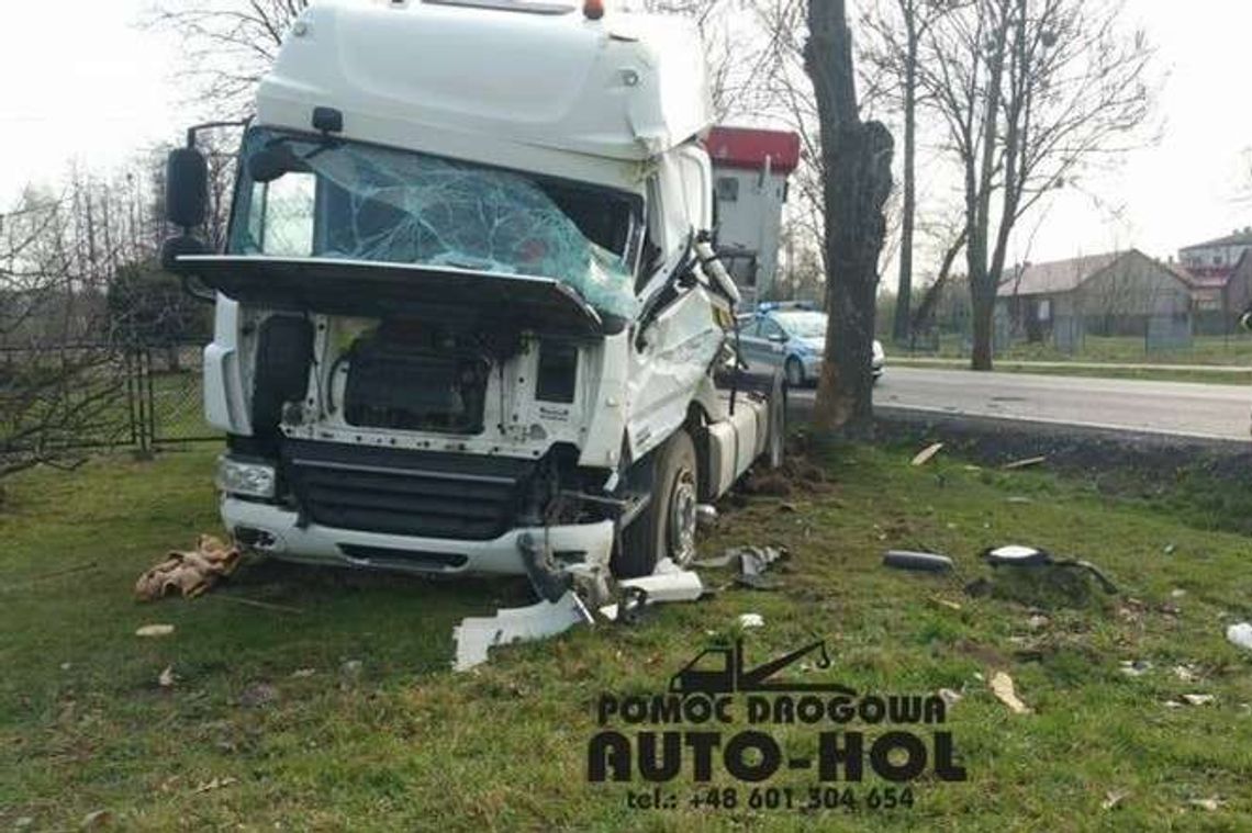 Liśnik Duży: Ciężarówka uderzyła w drzewo. Kierowca w szpitalu Liśnik Duży: Ciężarówka uderzyła w drzewo. Kierowca w szpitalu