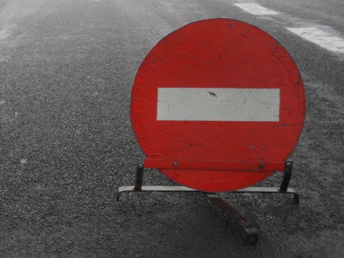 Liśnik Duży: Ciężarówka z przęsłem mostu zablokowała drogę nr 74 Liśnik Duży: Ciężarówka z przęsłem mostu zablokowała drogę nr 74