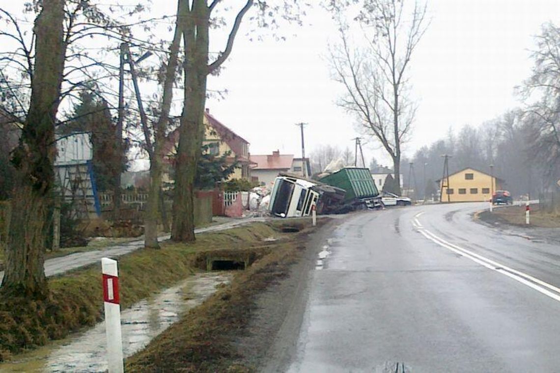 Liśnik Mały: Zderzenie ciężarówek. Tir w rowie