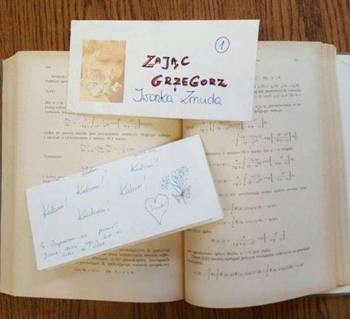 List miłosny odnaleziony w książce. Uczniowie szukają autora i adresatki List miłosny odnaleziony w książce. Uczniowie szukają autora i adresatki