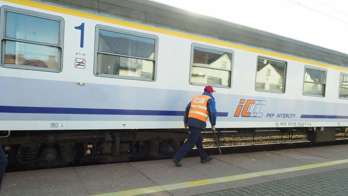 Lista zawieszonych pociągów, które od dziś nie wyjadą na tory. Co mogą zrobić podróżni? Lista zawieszonych pociągów, które od dziś nie wyjadą na tory. Co mogą zrobić podróżni?