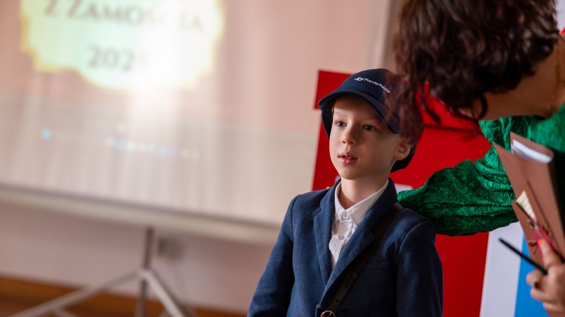 Listonosz dostarczy widoki Zamościa. Obrazki dzieci na znaczkach i pocztówkach Listonosz dostarczy widoki Zamościa. Obrazki dzieci na znaczkach i pocztówkach