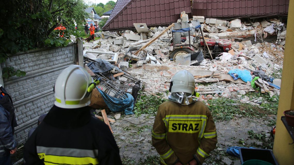 Listonosz ocalały po wybuchu gazu w Chodlu walczy o życie. Trwa zbiórka na odbudowę domu