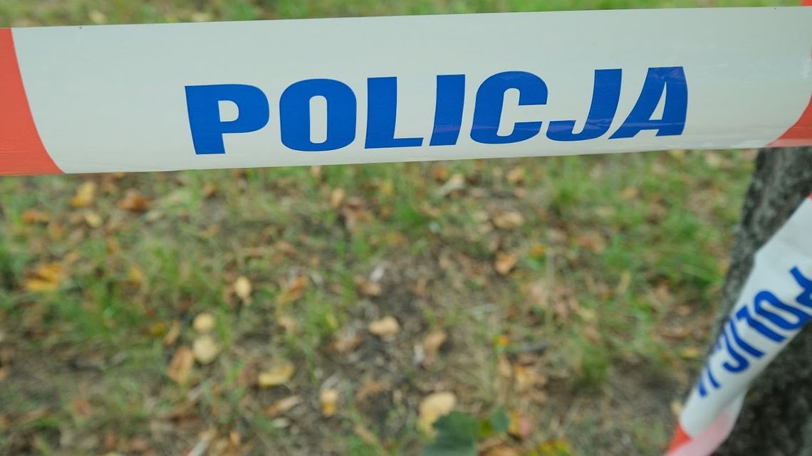 Listonosz znalazł w mieszkaniu dwa ciała. Mężczyzna zadławił się boczkiem, kobieta zmarła z wycieńczenia