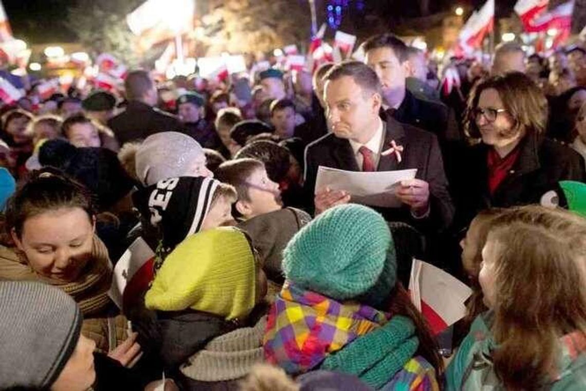 Listopadowy wieczór z prezydentem Dudą. Takich tłumów na Placu Wolności dawno nie było