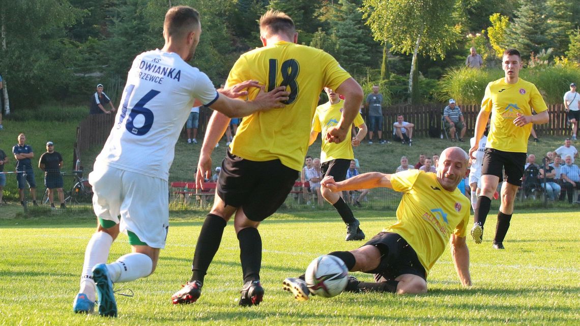 LKS Stróża – Orion Niedrzwica 2:3. Z plaży na boisko