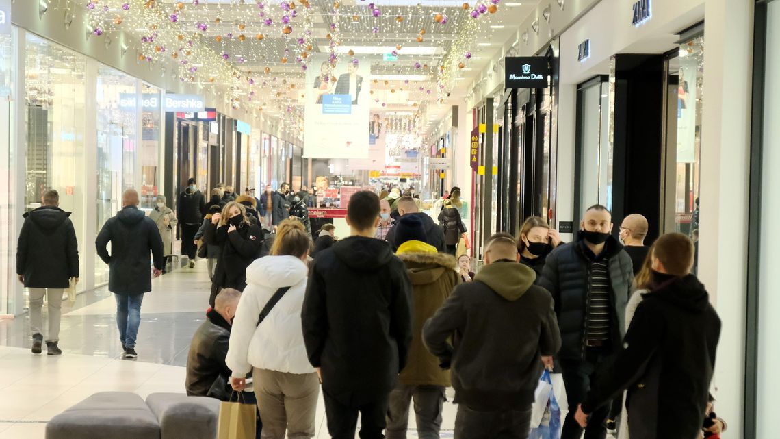 Lockdown. Sklepy w galeriach handlowych w poniedziałek się nie otworzą. Ciuchlandy mają raj