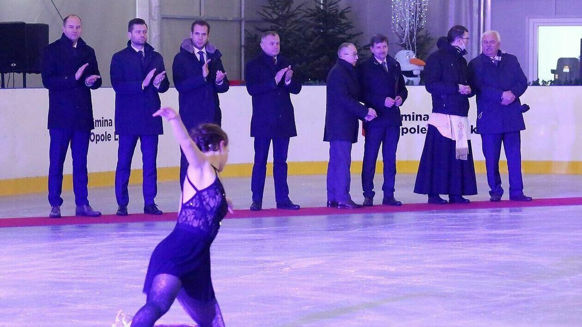 Lód, wstęga i łyżwy. Lodowisko w Opolu Lubelskim już otwarte Lód, wstęga i łyżwy. Lodowisko w Opolu Lubelskim już otwarte