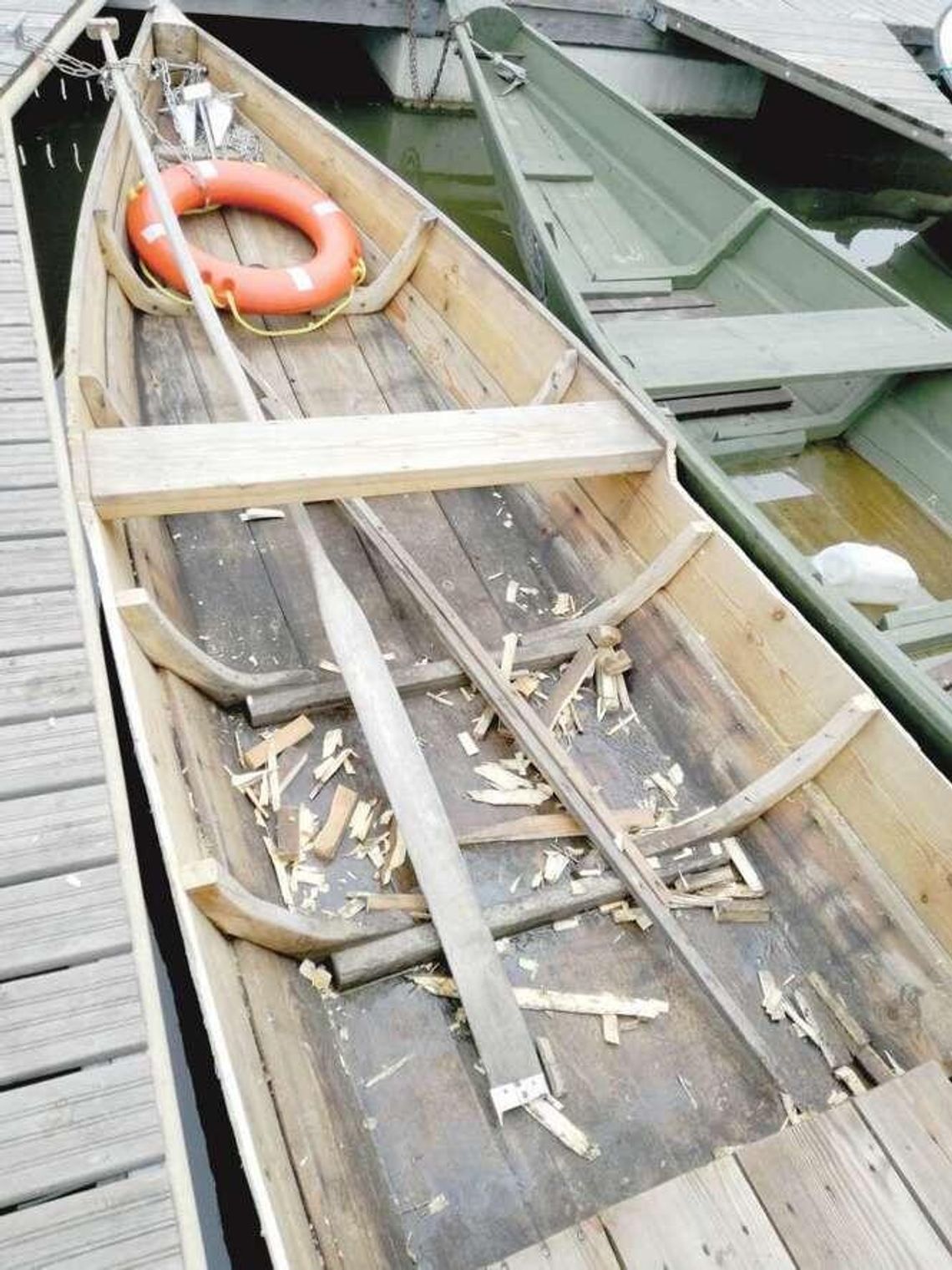 Łódka była o 6 cm za szeroka na niższą opłatę w porcie. Znalazł jednak rozwiązanie