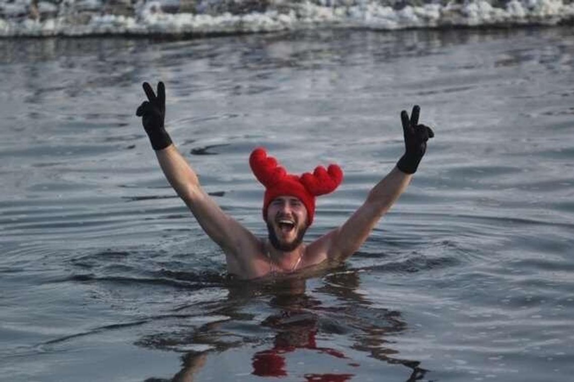 Lodowata kąpiel w Bystrzycy. Morsy wskoczyły do wody (zdjęcia)