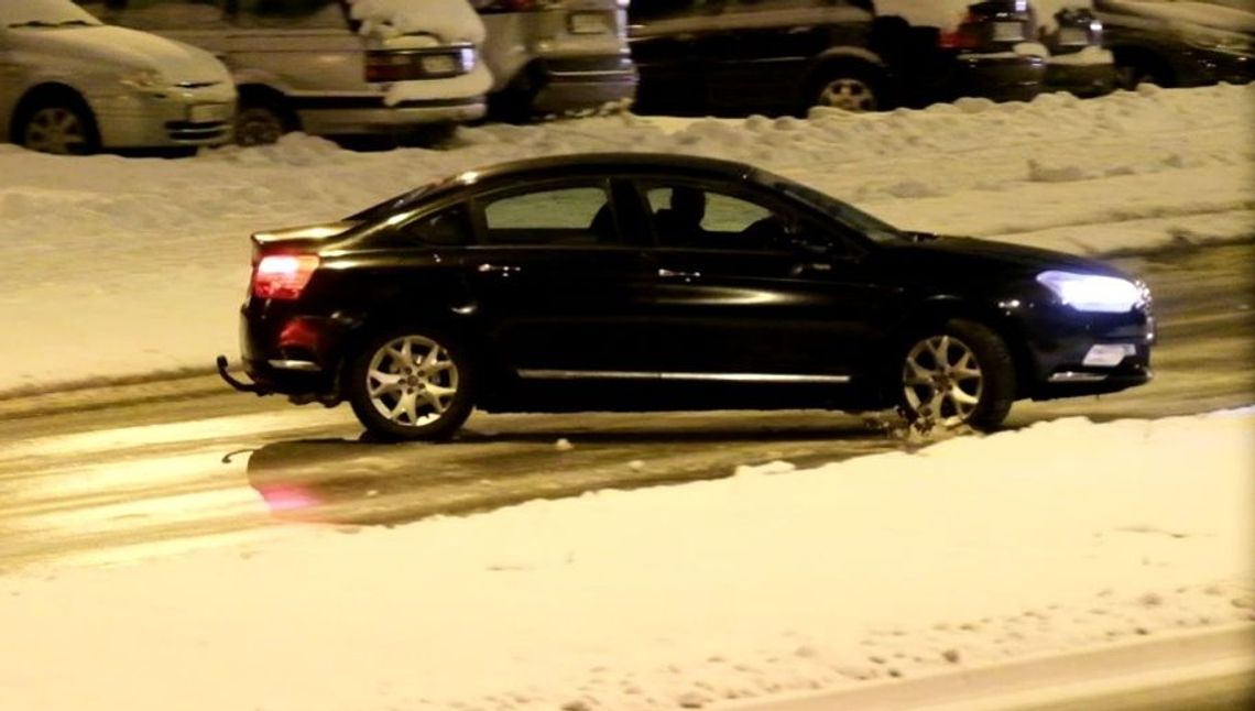 Lodowisko na ulicach Lublina. Samochody się ślizgają [wideo]