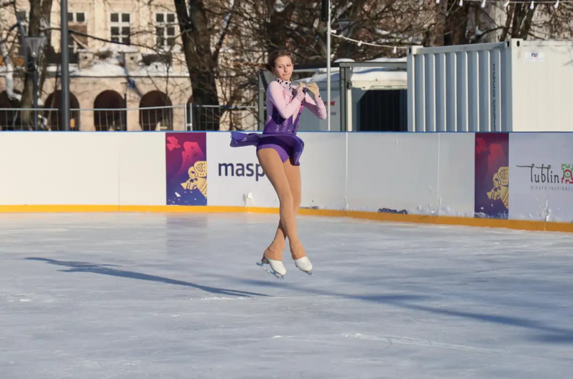 Dziewczynka wykonująca piruet na lodowisku