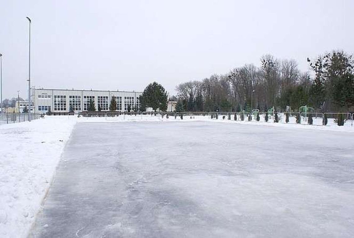 Lodowisko w Hrubieszowie. Gratisowe ślizganie pod chmurką Lodowisko w Hrubieszowie. Gratisowe ślizganie pod chmurką