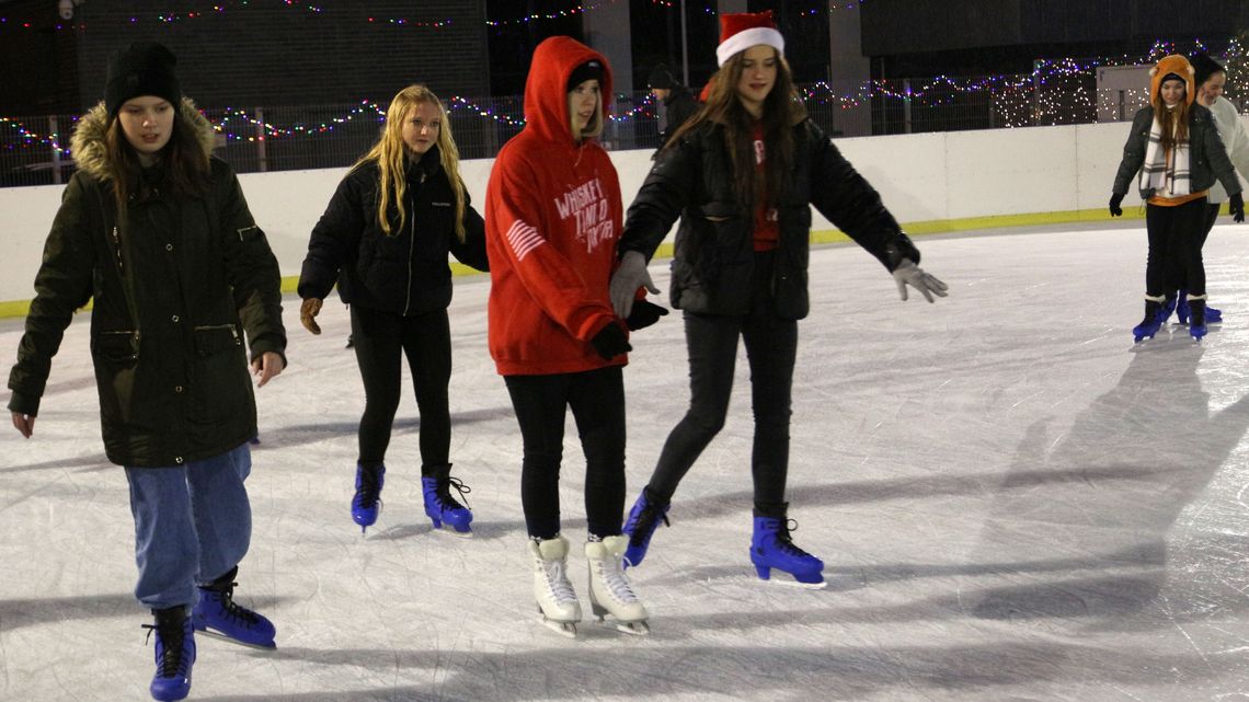 Lodowisko w Puławach otwarte w deszczu. Są nowe ceny