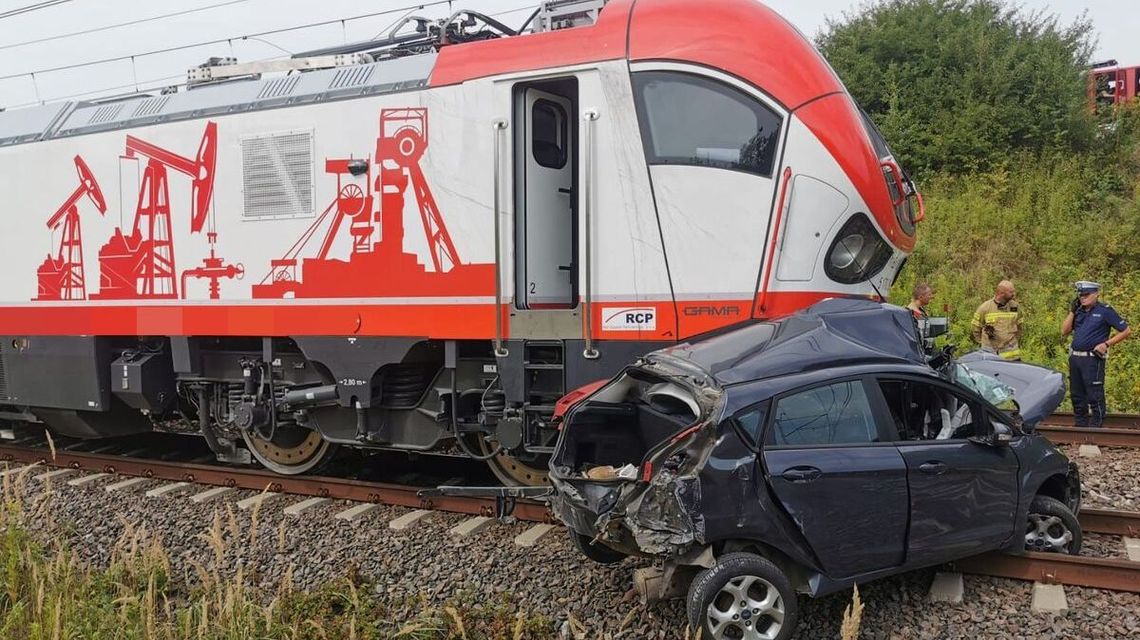 Lokomotywa miażdżyła forda przez kilkaset metrów. Śmierć na przejeździe kolejowym