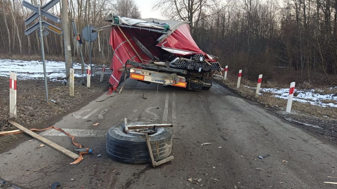 Lokomotywa zmiażdżyła ciężarówkę. Kierowca miał szczęście