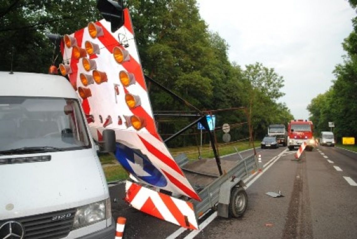 Łopiennik: Kierowca busa wjechał w znak ostrzegający o robotach drogowych Łopiennik: Kierowca busa wjechał w znak ostrzegający o robotach drogowych