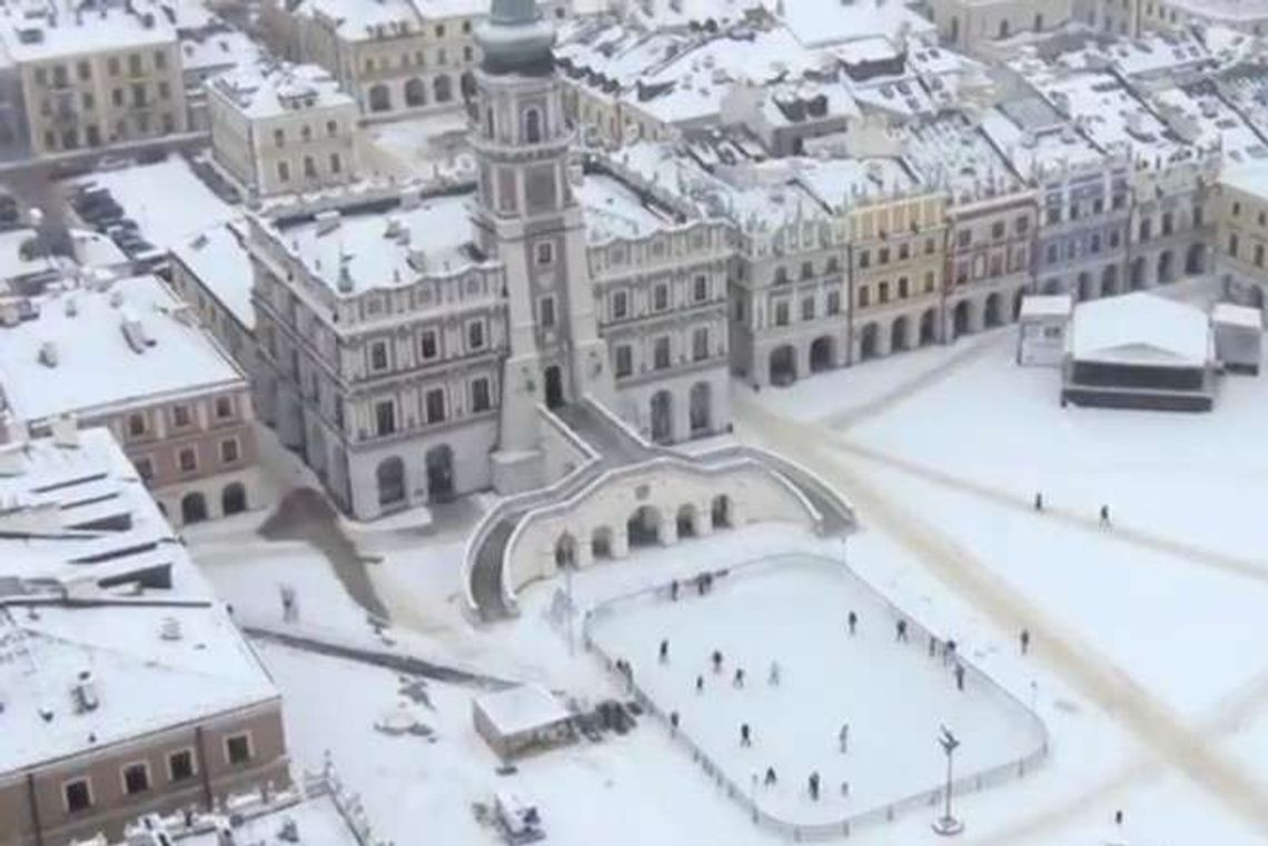 Lot nad zaśnieżonym Zamościem