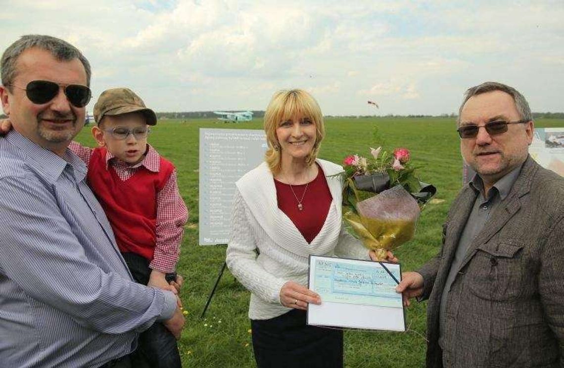 Lotnicy zebrali 100 tys. zł dla 6-latka i jego mamy. "Jestem wzruszona"