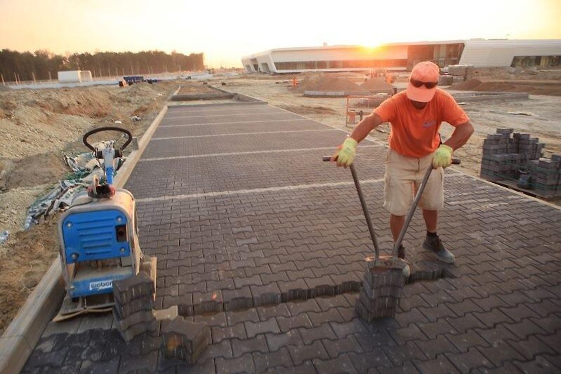 Lotnisko Lublin. Budują drogi parkingi i chodniki (zdjęcia)