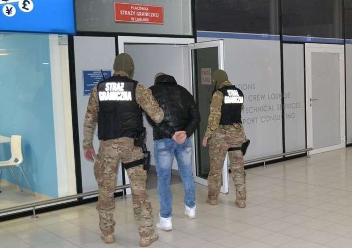 Lotnisko Lublin. Pasażer samolotu obmacywał stewardessę, awantura na pokładzie Ryanaira