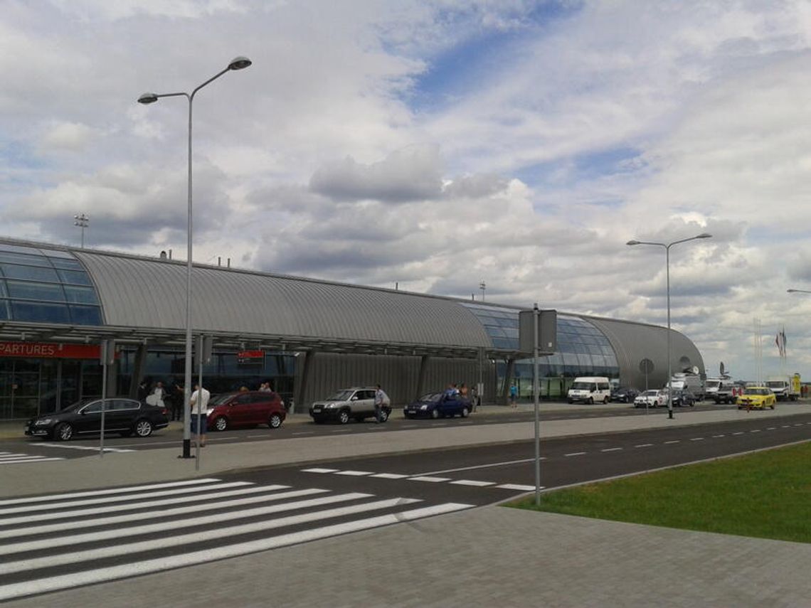 Lotnisko Modlin. Część pasa zamknięta. Będą ją naprawiać