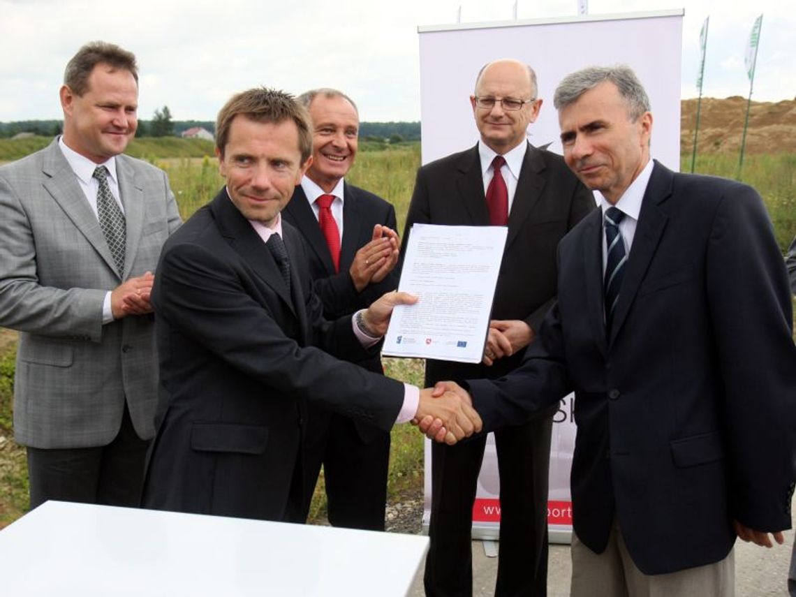 Lotnisko: Umowa na budowę pasa startowego podpisana Lotnisko: Umowa na budowę pasa startowego podpisana