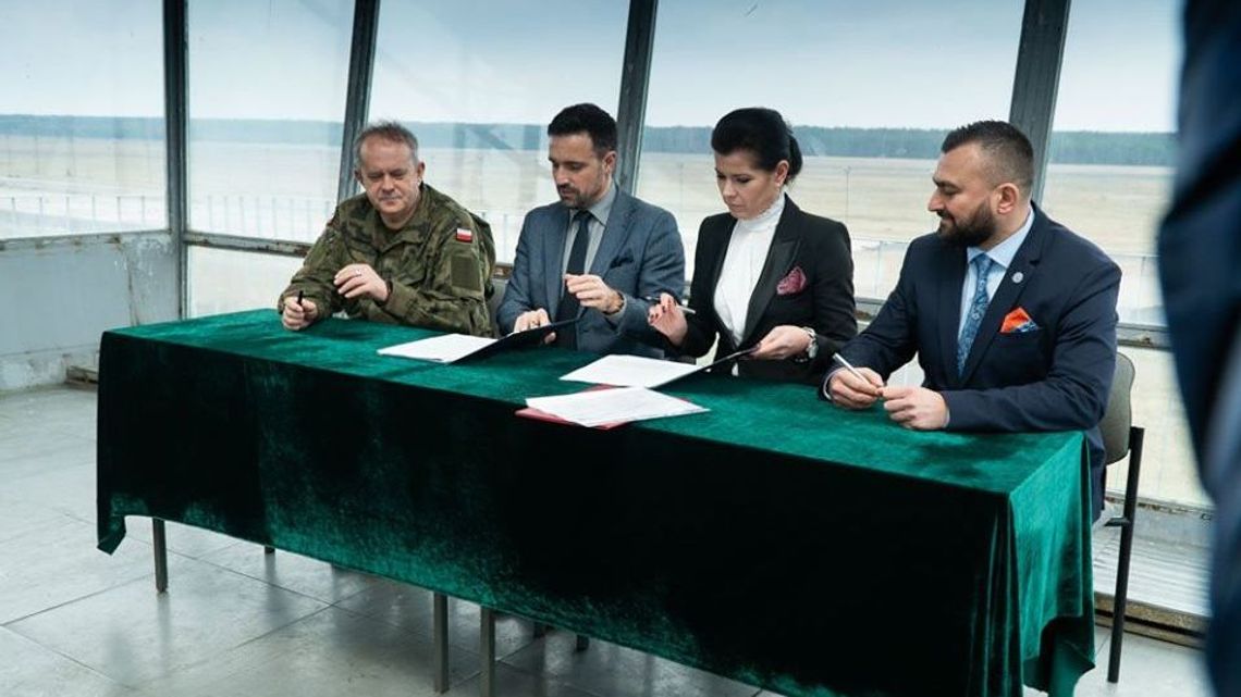 Lotnisko w Białej Podlaskiej już nie w rękach miasta. Setki hektarów przekazane dla wojska