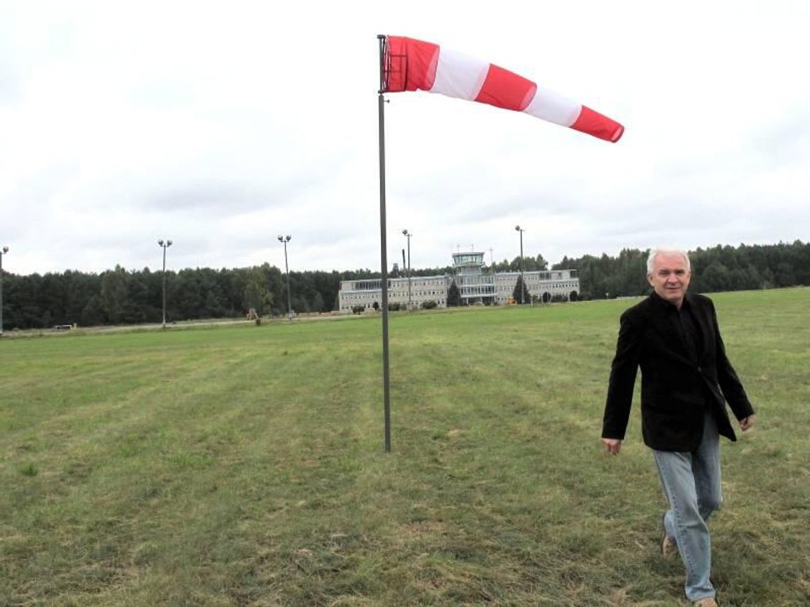 Lotnisko w Białej Podlaskiej: Samoloty utknęły w papierach