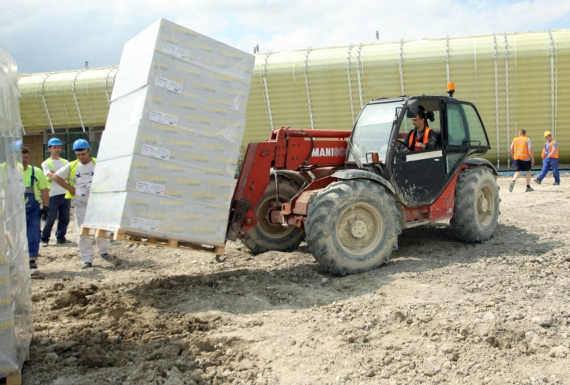 Lotnisko w Świdniku: Budują i wciąż zatrudniają (zdjęcia)