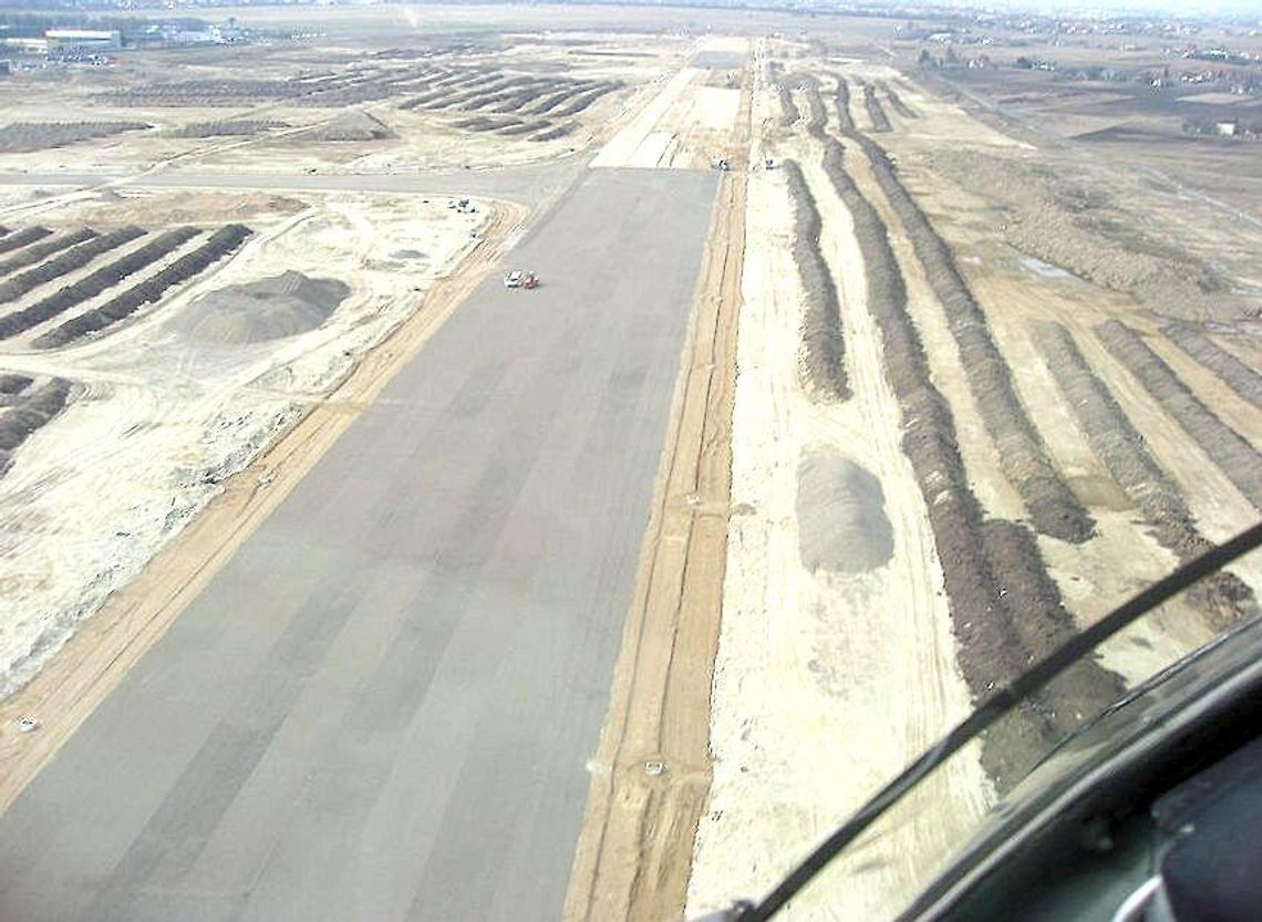 Lotnisko w Świdniku: Kończą terminal i pas startowy