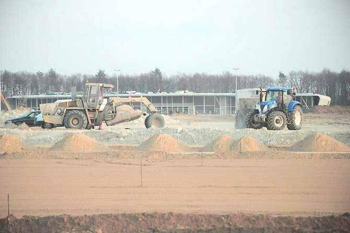 Lotnisko w Świdniku:  Werbują ochronę, robią pas startowy