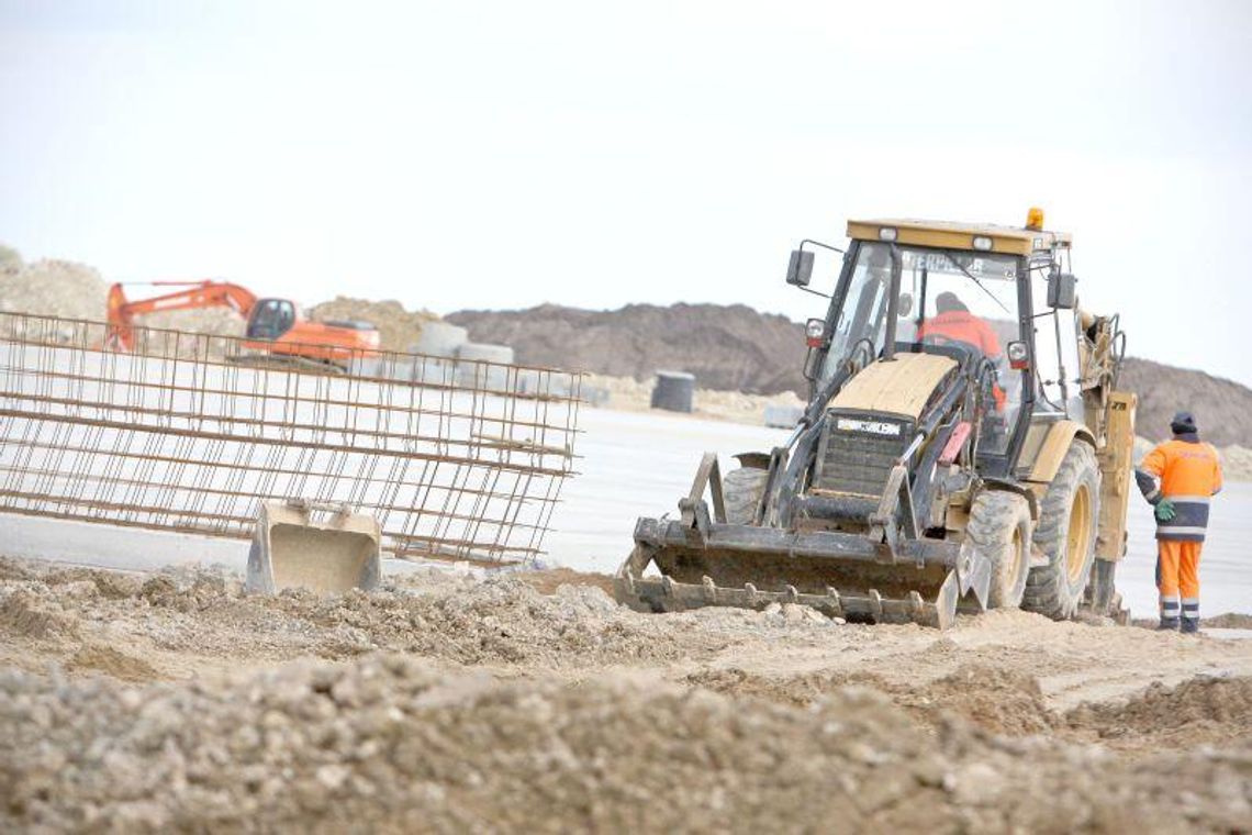 Lotnisko w Świdniku: Wiecha będzie w lutym Lotnisko w Świdniku: Wiecha będzie w lutym