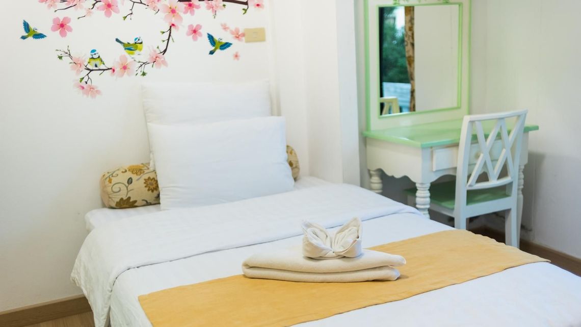 Łóżko sypialniane 90 × 200 czy tapczan – co lepiej nadaje się do pokoju młodzieżowego?