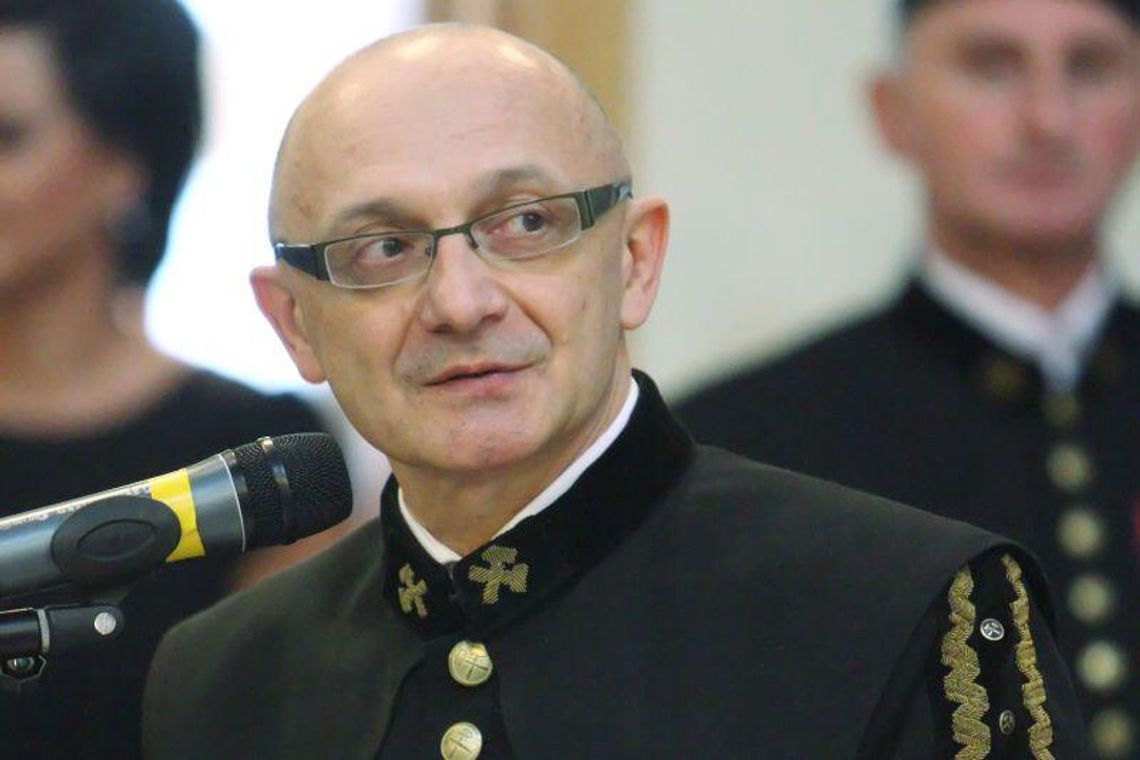 LPEC: Prezes bez konkursu, pensja większa o 3900 zł