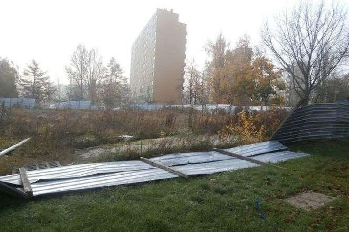 LSM: Blaszane ogrodzenie fruwa po osiedlu. Czytelnik: Stwarza duże zagrożenie LSM: Blaszane ogrodzenie fruwa po osiedlu. Czytelnik: Stwarza duże zagrożenie