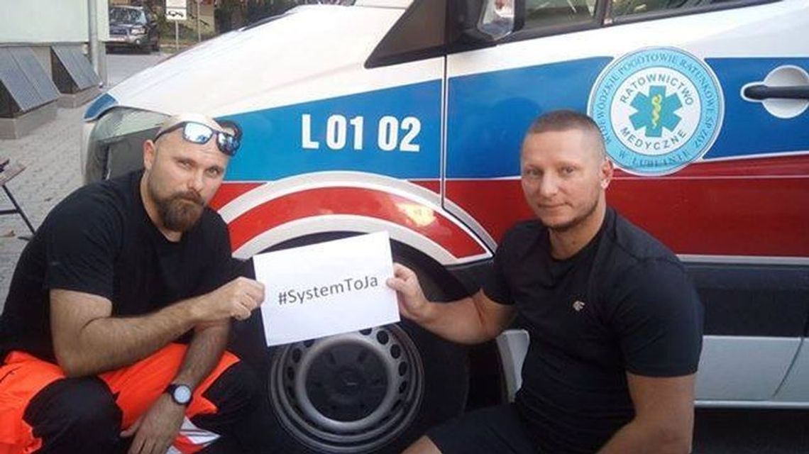 LSM: Kobieta weszła na barierkę i chciała skoczyć z balkonu. Oni ją uratowali LSM: Kobieta weszła na barierkę i chciała skoczyć z balkonu. Oni ją uratowali