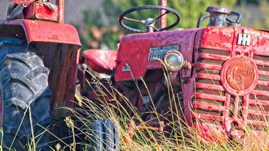 Lubartów: Mężczyzna utknął w traktorze. Był wymęczony i wyziębiony