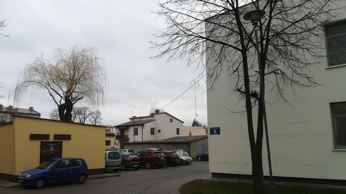 Lubartów: Mieszkaniec zaniepokojony kablem pomiędzy latarniami 