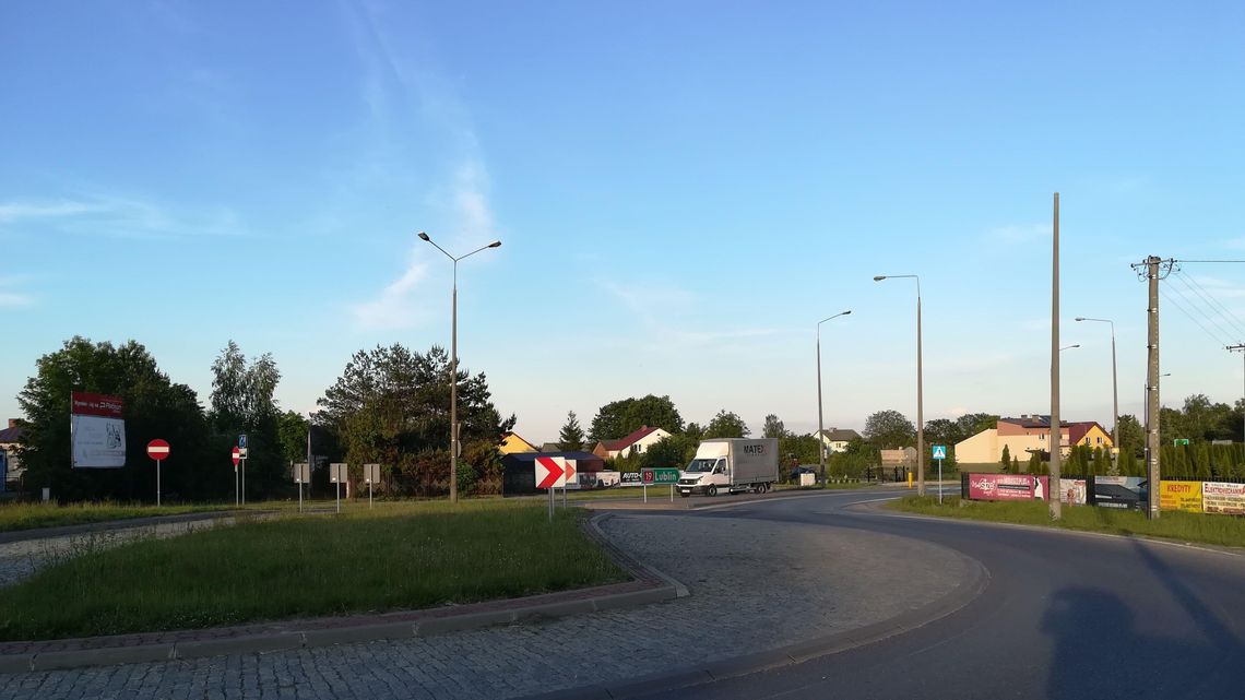 Lubartów: Od ponad roku brakuje części oświetlenia. Nikt nie przyznaje się do latarni Lubartów: Od ponad roku brakuje części oświetlenia. Nikt nie przyznaje się do latarni