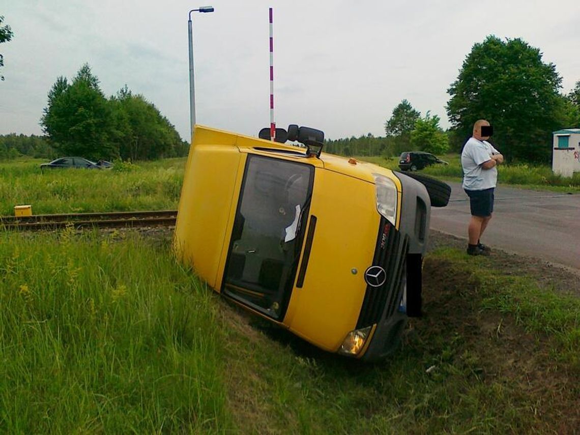 Lubartów: Osobówka wepchnęła dostawczaka do rowu