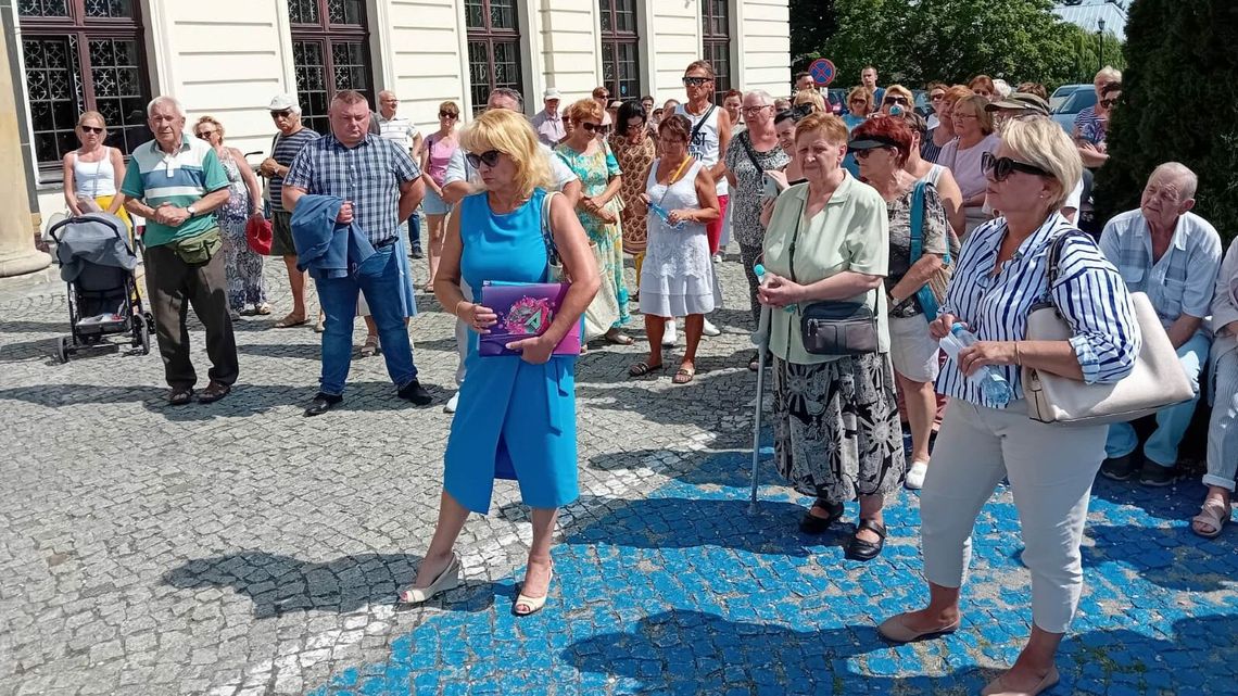 Lubartów: Pikieta przed starostwem. Domagają się przywrócenia dyrektora szpitala Lubartów: Pikieta przed starostwem. Domagają się przywrócenia dyrektora szpitala