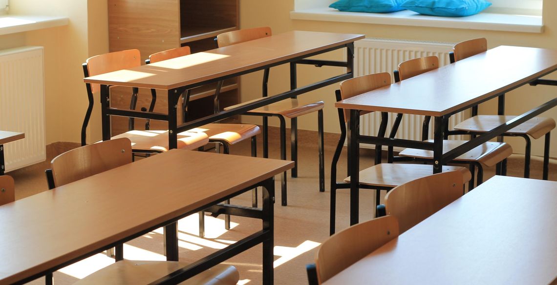klasa w szkole, ławki